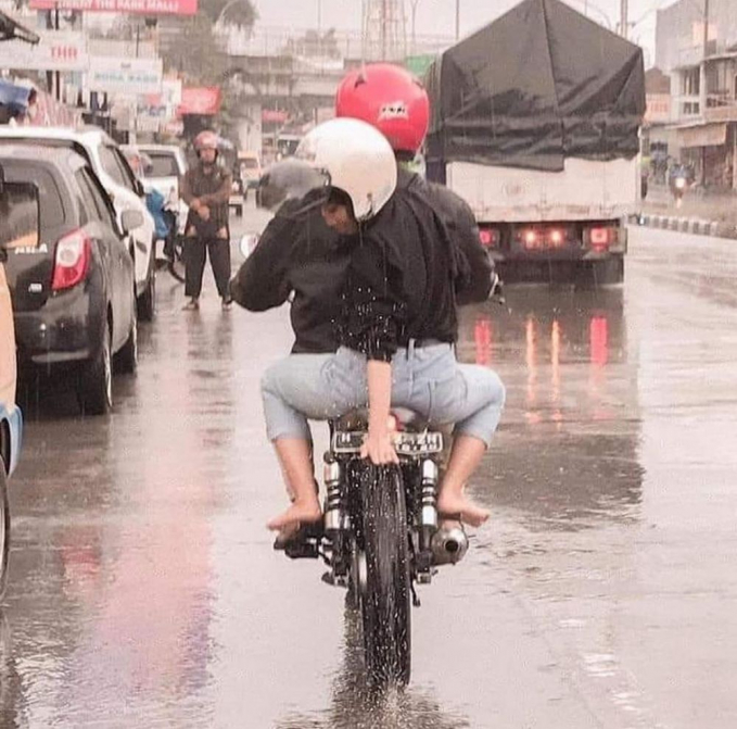 Kasian Banget, 3 Orang Ini Ketiban Apes Ketika Hujan